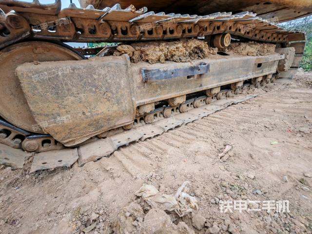 單側(cè)履帶整體(整機(jī)外觀) 單側(cè)履帶整體(整機(jī)外觀)