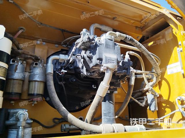 液压泵舱室正面整体（整机外观）