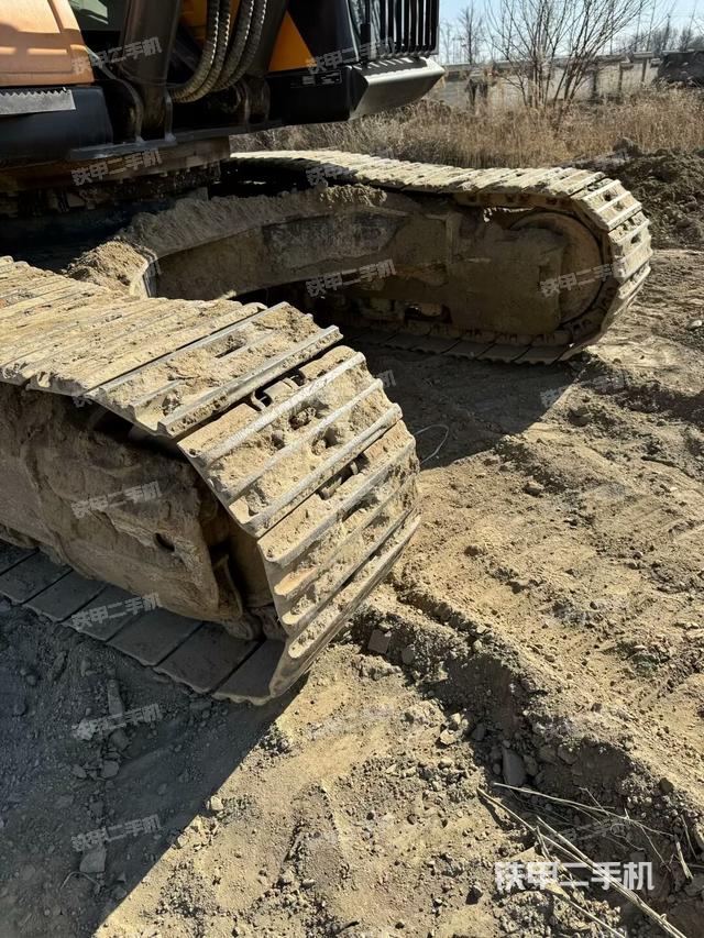 單側(cè)履帶整體(整機(jī)外觀) 單側(cè)履帶整體(整機(jī)外觀)