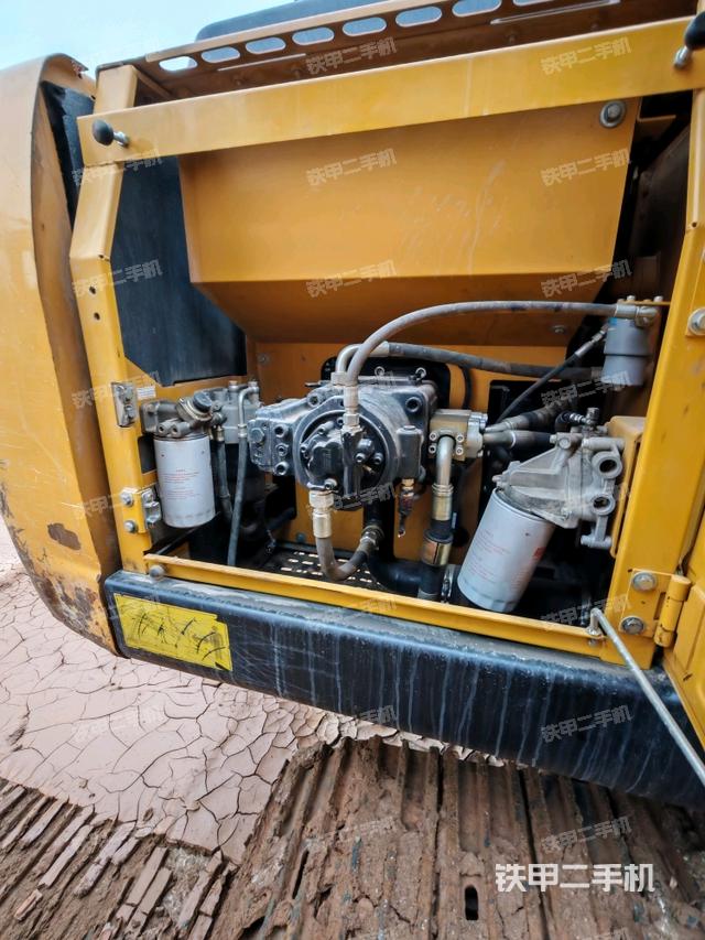 液壓泵艙室正面整體(整機(jī)外觀) 液壓泵艙室正面整體(整機(jī)外觀)