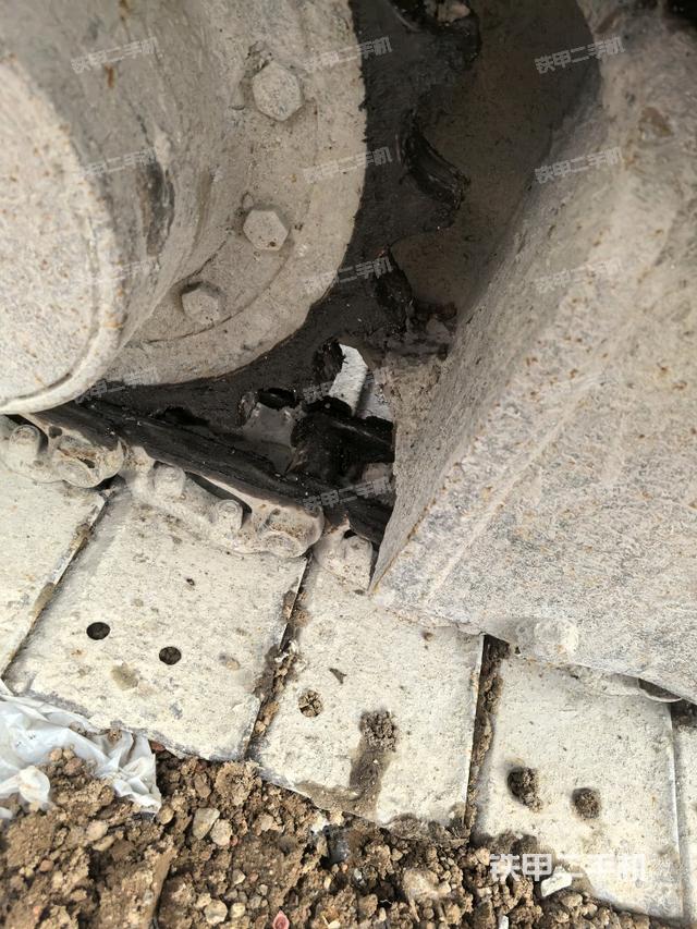 右驅(qū)動輪（行走機構(gòu)）