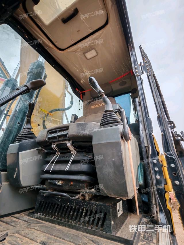 駕駛室整體(整機(jī)外觀) 駕駛室整體(整機(jī)外觀)