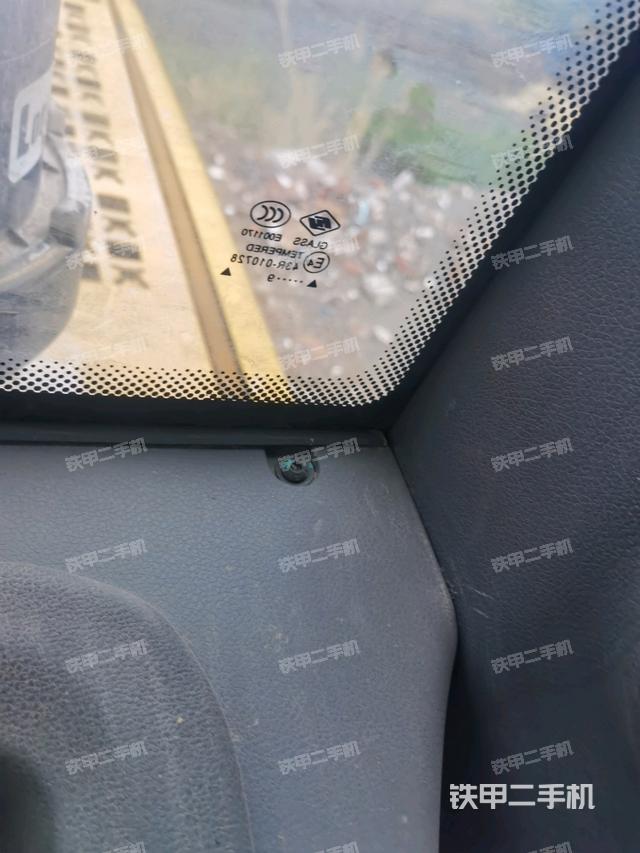 左后方玻璃角標(駕駛室部分) 左后方玻璃角標(駕駛室部分)