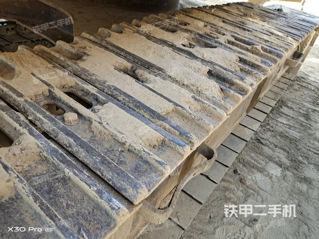 單側(cè)履帶整體(整機(jī)外觀) 單側(cè)履帶整體(整機(jī)外觀)