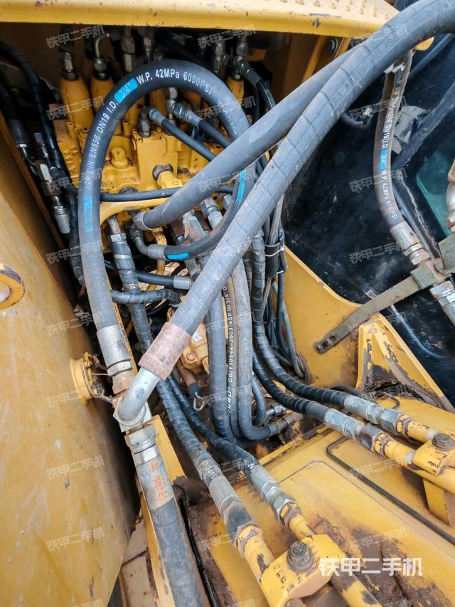 駕駛室頂部(整機(jī)外觀) 駕駛室頂部(整機(jī)外觀)