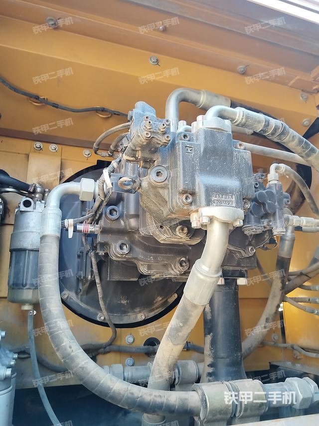 液壓泵艙室正面整體(整機外觀) 液壓泵艙室正面整體(整機外觀)