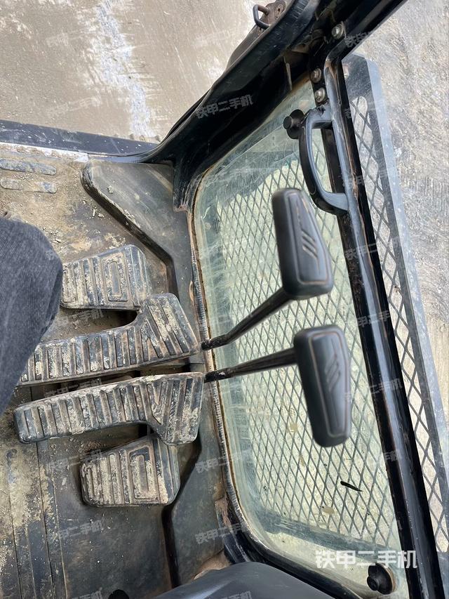 行走控制手柄和踏板?俯拍（駕駛室部分）