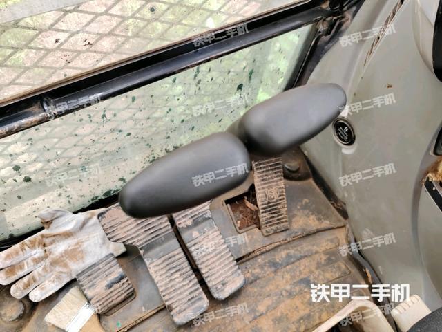 行走控制手柄和踏板 俯拍（驾驶室部分）