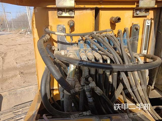 回轉(zhuǎn)馬達(dá)和主控閥（整機(jī)外觀）