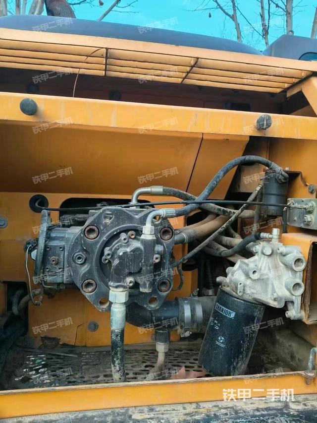 液壓泵艙室正面整體(整機外觀) 液壓泵艙室正面整體(整機外觀)
