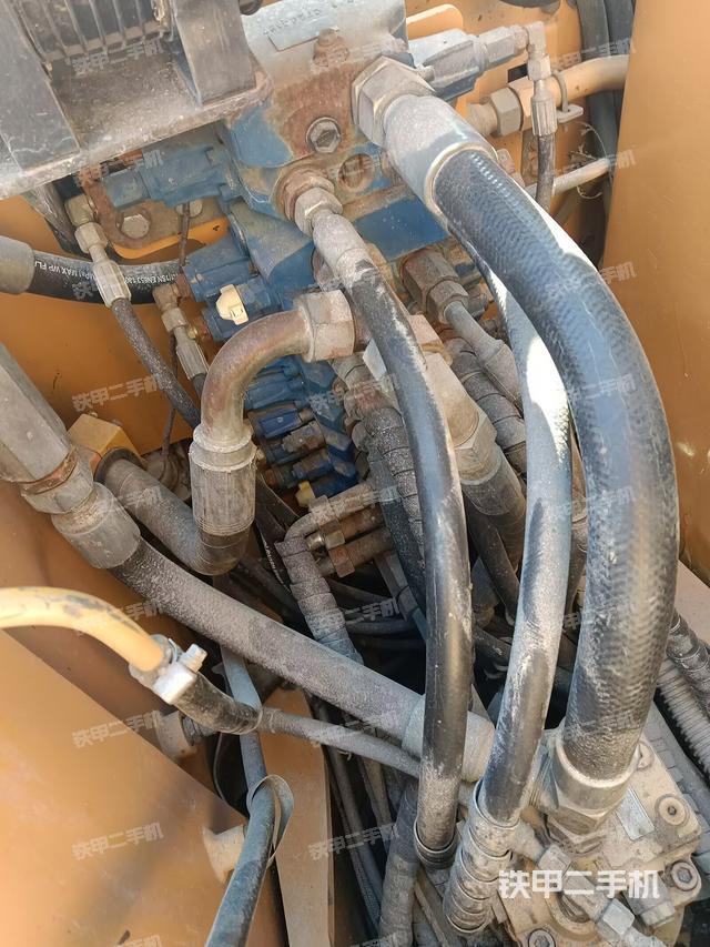 回轉馬達和主控閥（整機外觀）