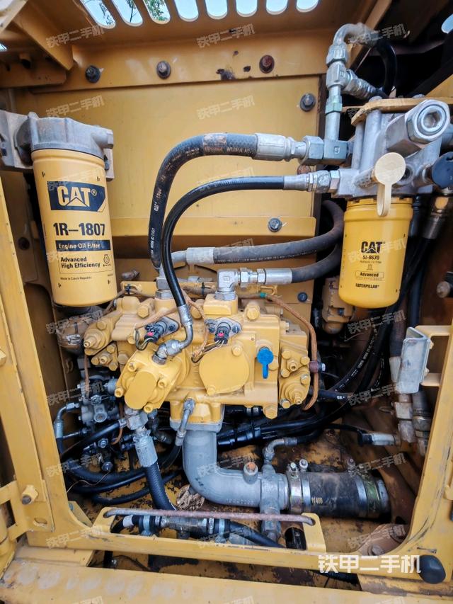 回轉(zhuǎn)馬達(dá)和主控閥(整機(jī)外觀) 回轉(zhuǎn)馬達(dá)和主控閥(整機(jī)外觀)