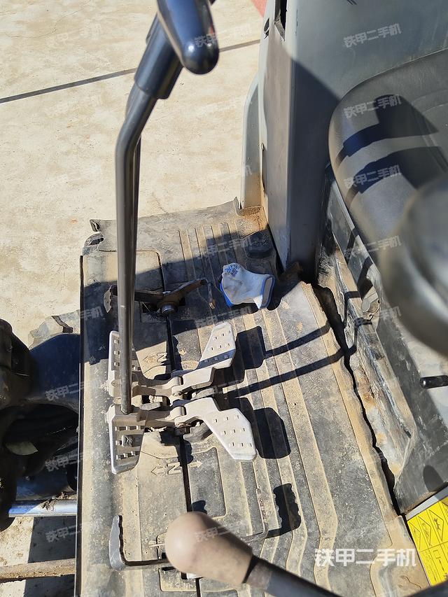 駕駛室整體(整機(jī)外觀) 駕駛室整體(整機(jī)外觀)