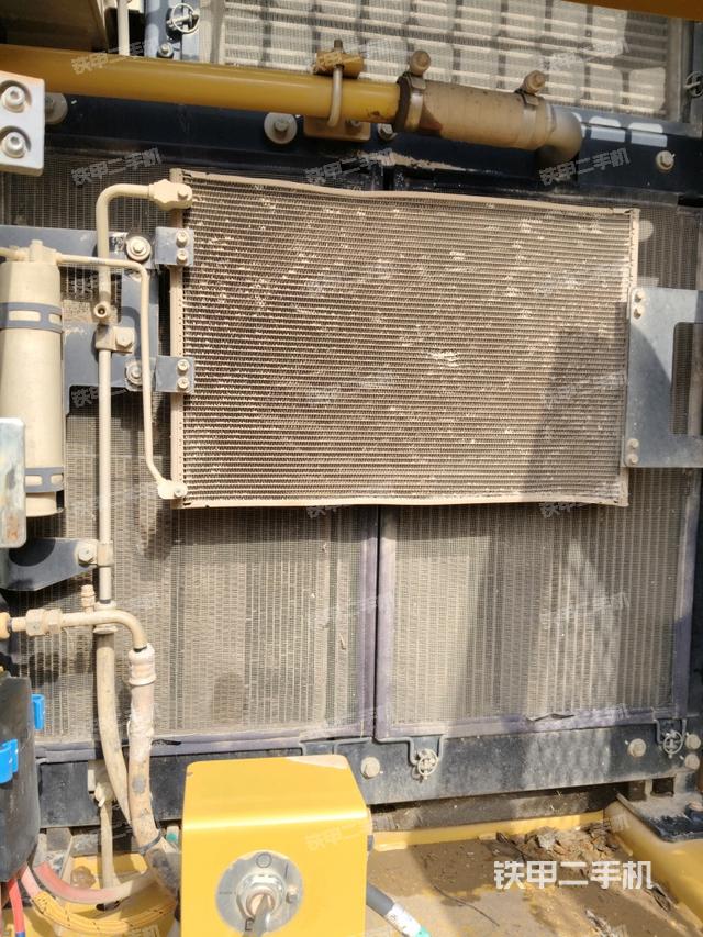 散熱器正面(大件艙室) 散熱器正面(大件艙室)