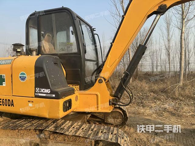 回轉(zhuǎn)馬達和主控閥(整機外觀) 回轉(zhuǎn)馬達和主控閥(整機外觀)