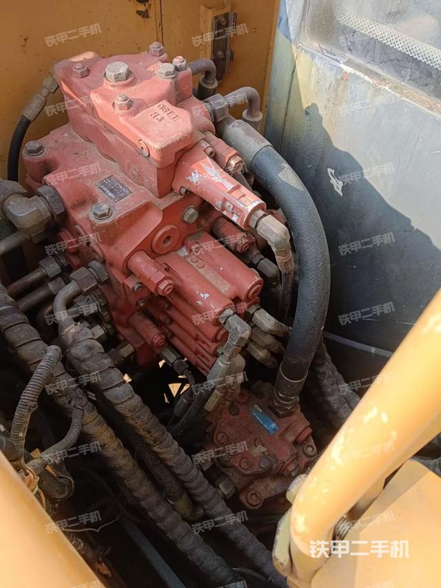 回轉馬達和主控閥(整機外觀) 回轉馬達和主控閥(整機外觀)