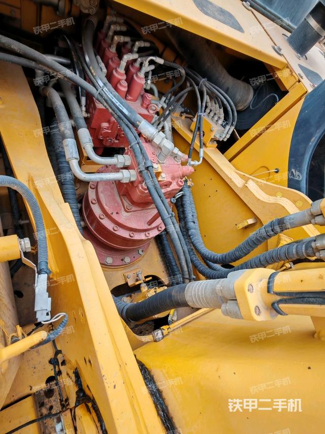 回轉(zhuǎn)馬達(dá)和主控閥（整機(jī)外觀）