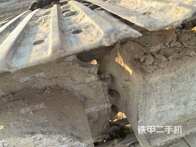 單側(cè)履帶整體(整機外觀) 單側(cè)履帶整體(整機外觀)