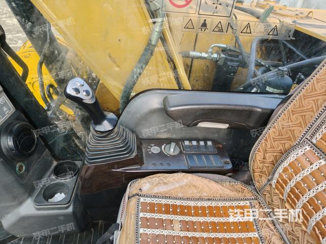 行走控制手柄和踏板?俯拍（駕駛室部分）