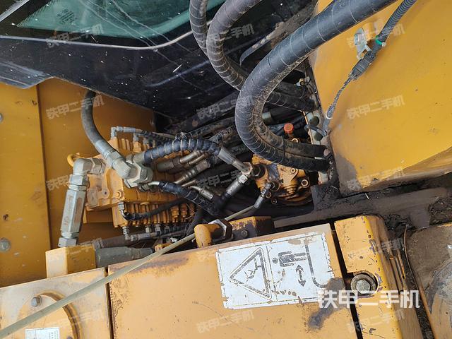 回转马达和主控阀（整机外观）