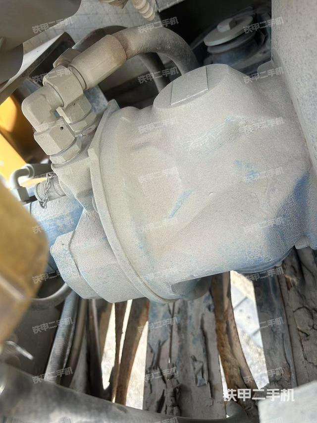 液压泵舱室正面整体（整机外观）