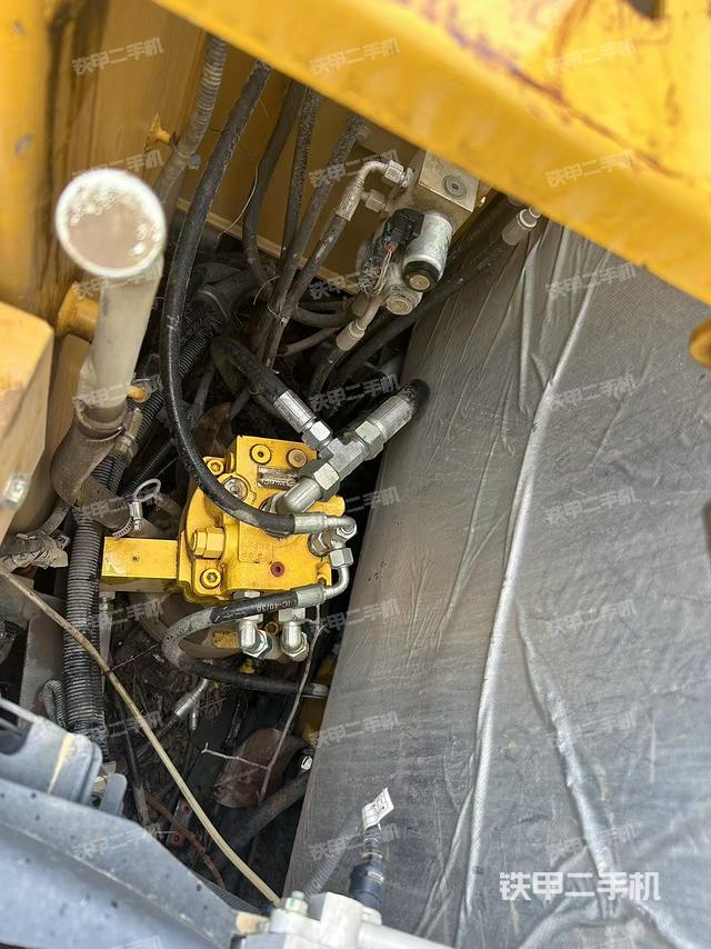 回转马达和主控阀（整机外观）