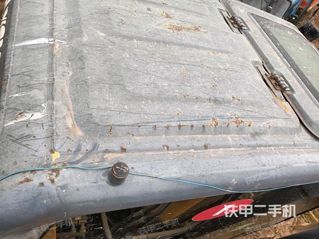 駕駛室頂部（整機外觀）