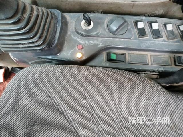 座椅右側(cè)控制臺(tái)/鑰匙門(mén)/油門(mén)/含右手柄(駕駛室部分) 座椅右側(cè)控制臺(tái)/鑰匙門(mén)/油門(mén)/含右手柄(駕駛室部分)