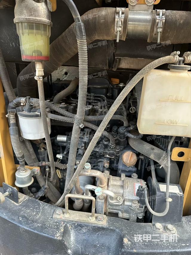 液压泵舱室正面整体（整机外观）