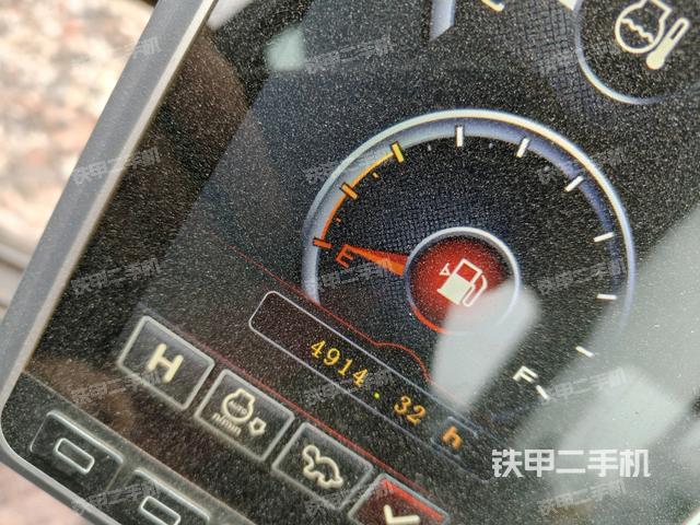 行走控制手柄和踏板?俯拍（駕駛室部分）