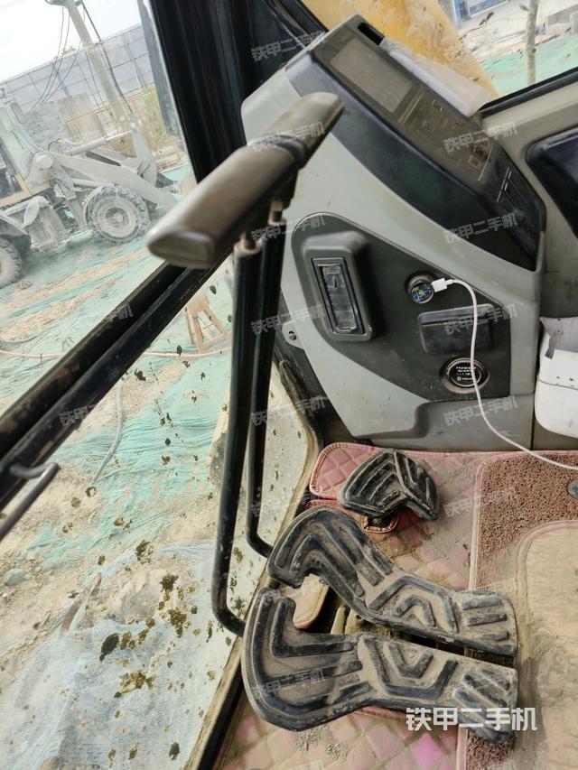 左后方玻璃角標(biāo)（駕駛室部分）