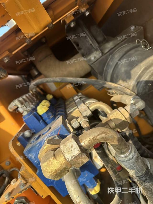 回轉(zhuǎn)馬達(dá)和主控閥（整機(jī)外觀）