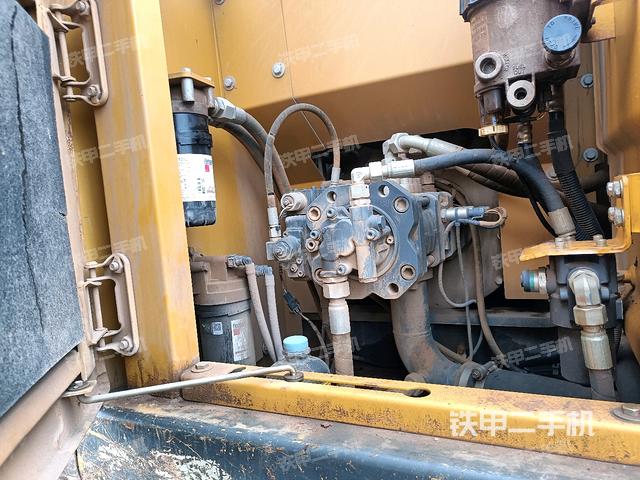 液壓泵艙室正面整體（整機外觀）