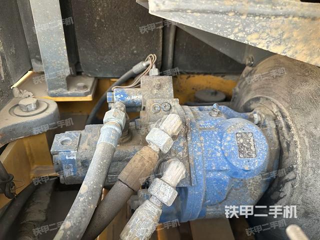 液壓泵艙室正面整體(整機外觀) 液壓泵艙室正面整體(整機外觀)