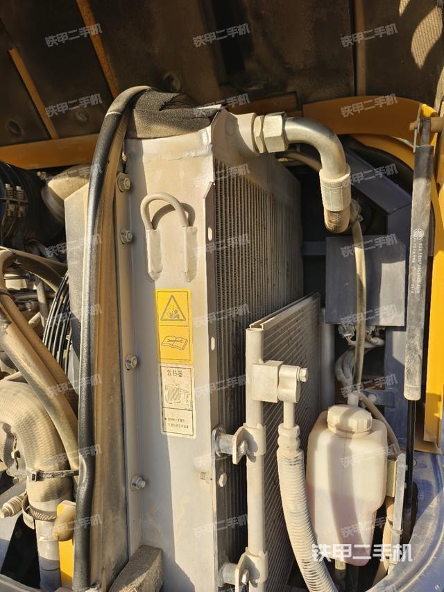 回轉(zhuǎn)馬達(dá)和主控閥（整機(jī)外觀）