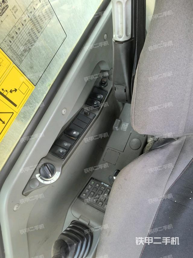 座椅右側(cè)控制臺/鑰匙門/油門/含右手柄(駕駛室部分) 座椅右側(cè)控制臺/鑰匙門/油門/含右手柄(駕駛室部分)