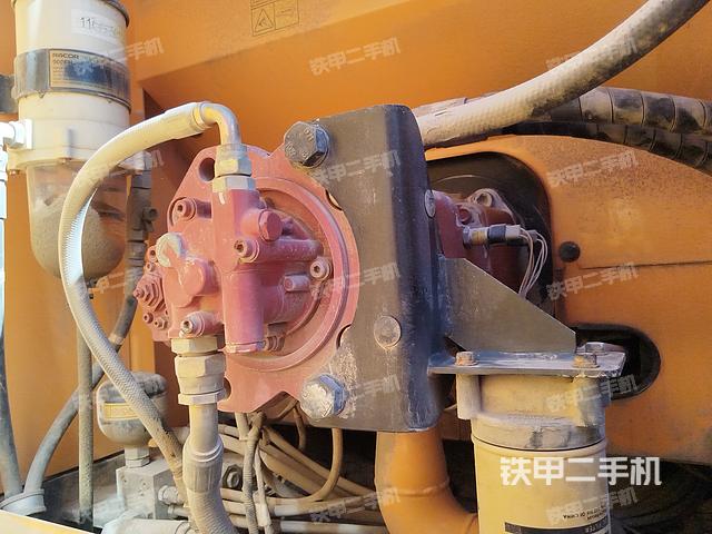 液压泵舱室正面整体（整机外观）