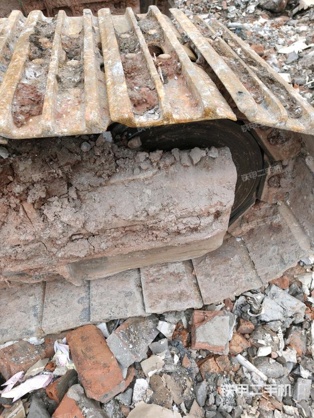 右驅(qū)動輪（行走機構(gòu)）