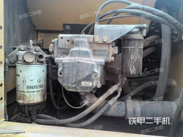 液壓泵艙室正面整體（整機外觀）