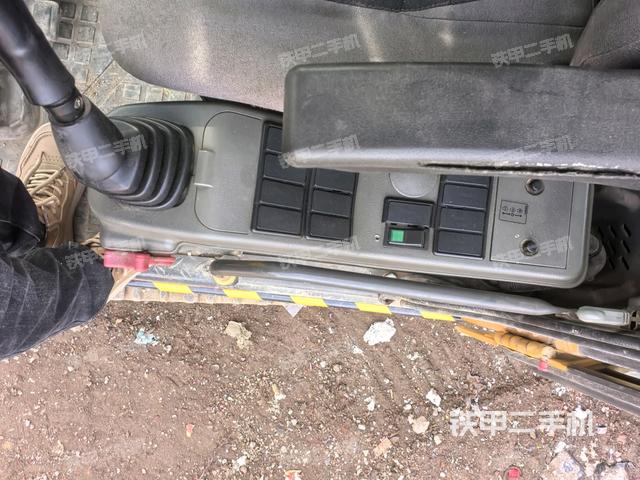 座椅左側(cè)控制臺/音響/含左手柄(駕駛室部分) 座椅左側(cè)控制臺/音響/含左手柄(駕駛室部分)
