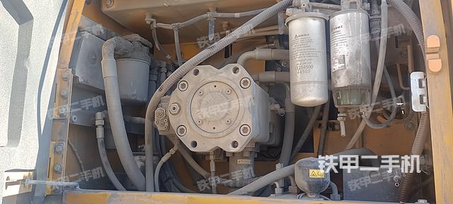 液压泵舱室正面整体（整机外观）