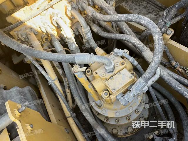 回转马达和主控阀（整机外观）