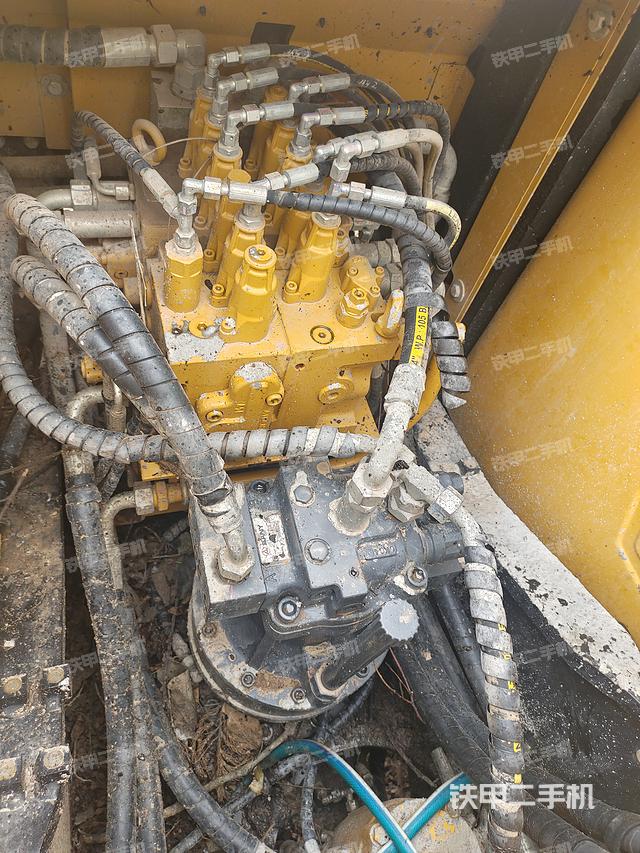 回轉(zhuǎn)馬達(dá)和主控閥（整機(jī)外觀）