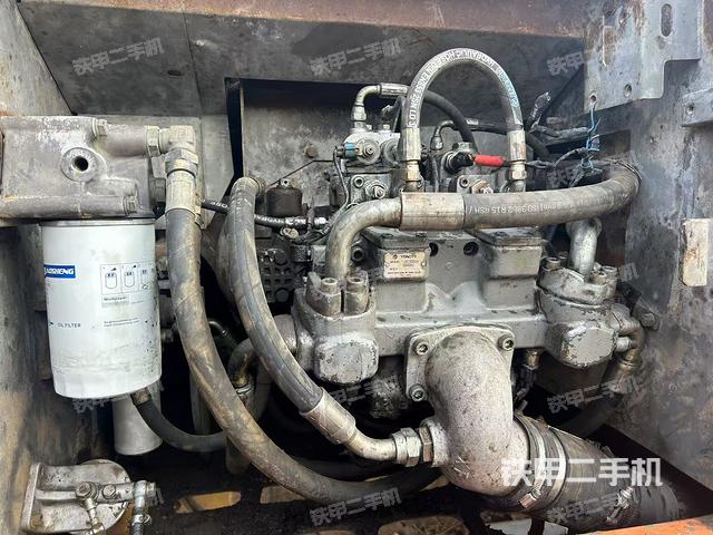 液压泵舱室正面整体（整机外观）