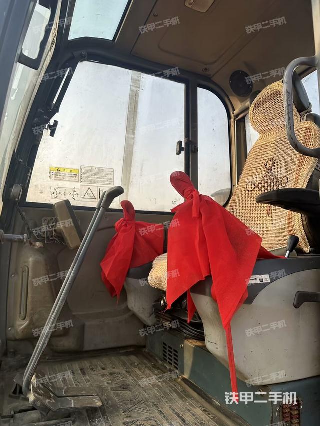 駕駛室頂部(整機外觀) 駕駛室頂部(整機外觀)