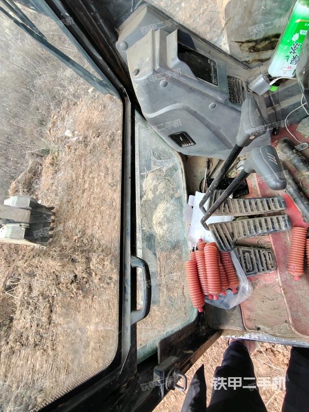 行走控制手柄和踏板?俯拍（駕駛室部分）