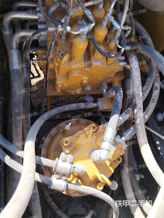 回转马达和主控阀（整机外观）