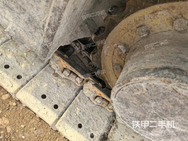 左驅(qū)動輪（行走機構(gòu)）