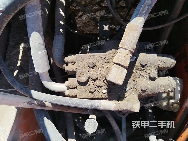 回轉(zhuǎn)馬達(dá)和主控閥(整機(jī)外觀) 回轉(zhuǎn)馬達(dá)和主控閥(整機(jī)外觀)