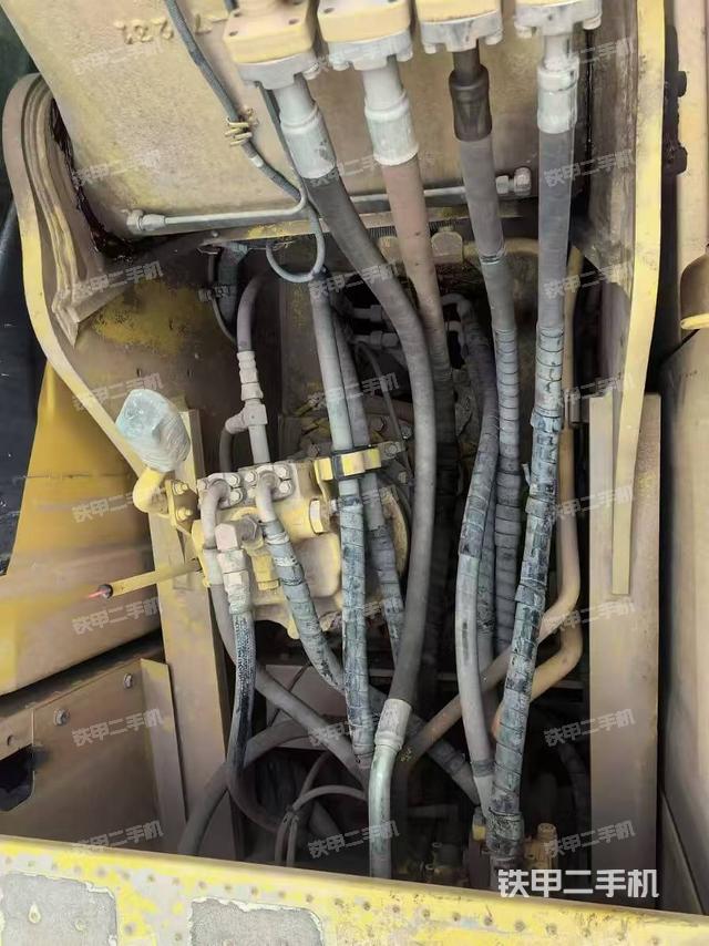 回轉(zhuǎn)馬達和主控閥（整機外觀）